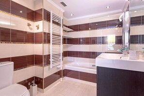 公寓 (2 Bedrooms) | 浴室 | 免費盥洗用品、吹風機、毛巾、肥皂