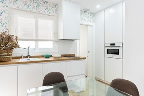 Apartment (3 Bedrooms) | Private kitchen | Fridge, oven, stovetop, dishwasher - Genteel Home Juan Rabadán I (Seville)