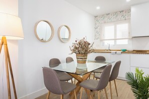 Apartment (3 Bedrooms) | In-room dining - Genteel Home Juan Rabadán I (Seville)