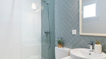 Apartment (3 Bedrooms) | Badezimmer | Dusche, kostenlose Toilettenartikel, Haartrockner, Handtücher