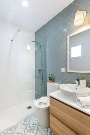 Apartamento (3 Bedrooms) | Banheiro | Chuveiro, produtos de toalete grátis, secador de cabelo 