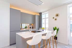 Apartment, 1 Bedroom | In-room dining - Genteel Home Catedral Cádiz (Cádiz)