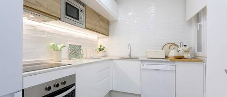 Apartment (3 Bedrooms) | Private kitchen | Fridge, microwave, oven, dishwasher