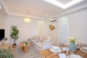 Apartment (3 Bedrooms) | Living room