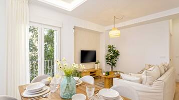 Apartment (3 Bedrooms) | Living area