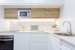 Apartment (3 Bedrooms) | Private kitchen | Fridge, microwave, oven, dishwasher - Genteel Home Teatro Soho (Málaga)