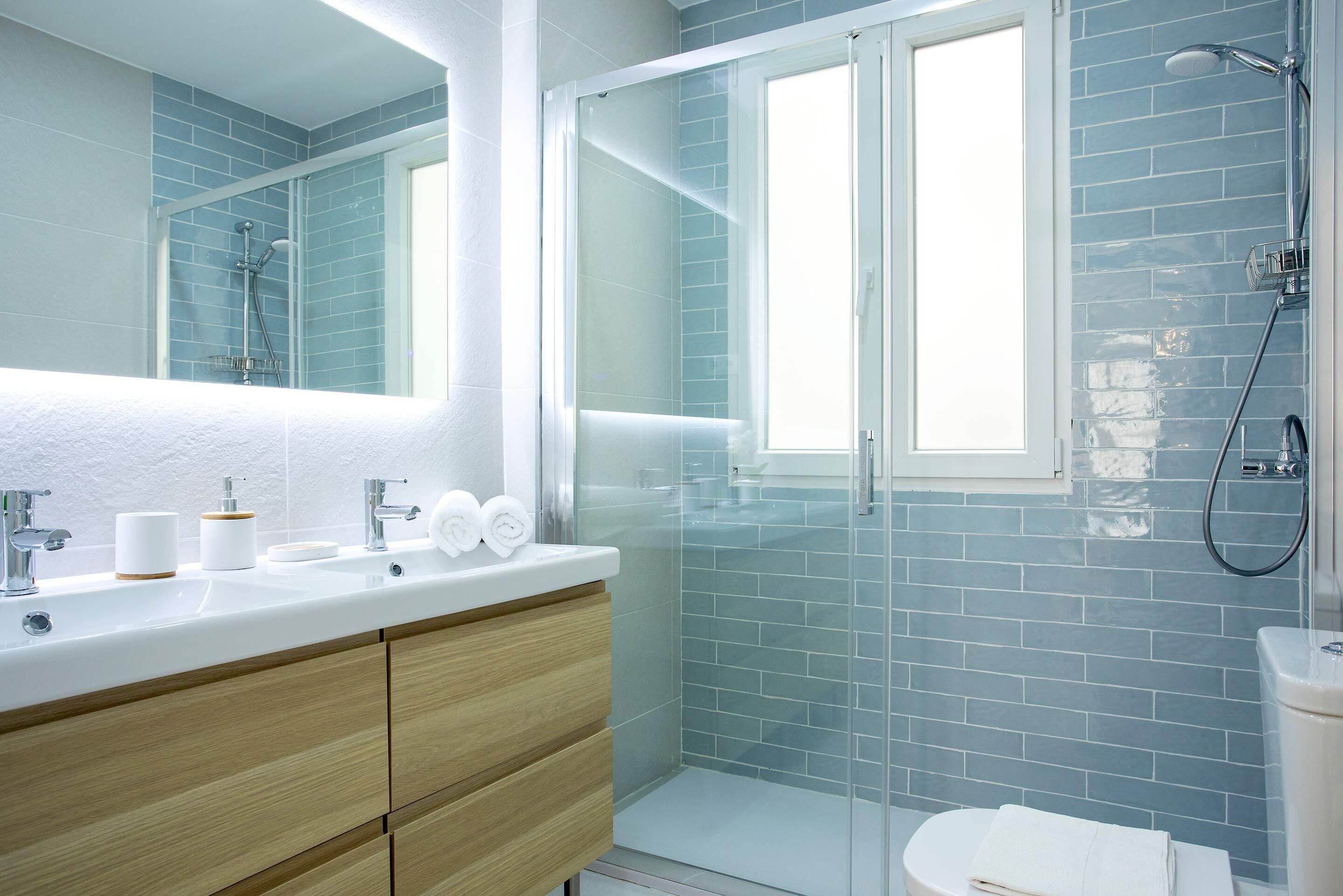 Apartment (3 Bedrooms) | Bathroom | Shower