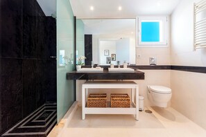Apartment (2 Bedrooms) | Badezimmer | Dusche, Haartrockner, Bidet, Handtücher