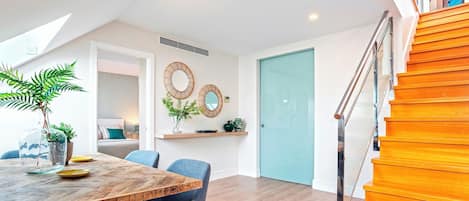 Apartment (2 Bedrooms) | Essbereich im Zimmer