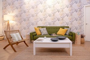 Apartment (1 Bedroom) | Living area | TV - Genteel Home San Agustín (Málaga)