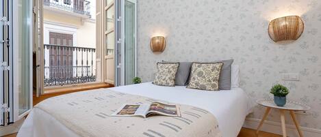 1 habitación, tabla de planchar con plancha, wifi gratis y ropa de cama