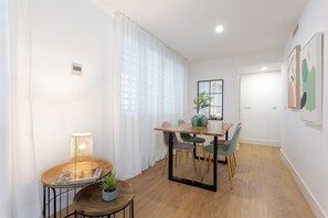 Apartment (2 Bedrooms) | In-room dining - Genteel Home San Agustín (Málaga)