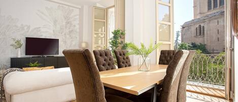 Apartment (3 Bedrooms) | Living room | TV