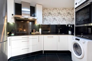 Apartment (1 Bedroom) | Private kitchen | Full-size fridge, microwave, oven, stovetop - Genteel Home San Agustín (Málaga)