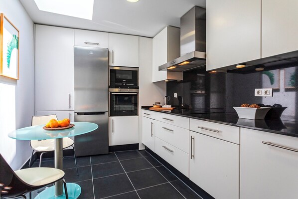 Apartment (2 Bedrooms) | Private kitchen | Full-size fridge, microwave, oven, stovetop