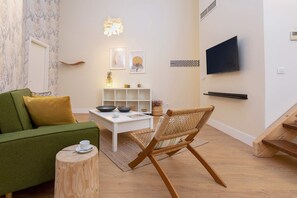 Apartment (1 Bedroom) | Living area | TV - Genteel Home San Agustín (Málaga)