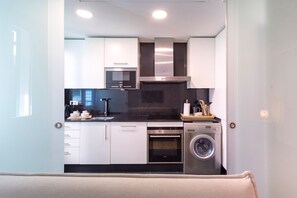 Apartment (2 Bedrooms) | Private kitchen | Full-size fridge, microwave, oven, stovetop