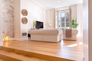 Appartement (3 Bedrooms) | Salle de séjour | Télévision