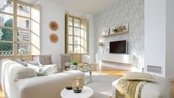 Apartment (3 Bedrooms) | Living area