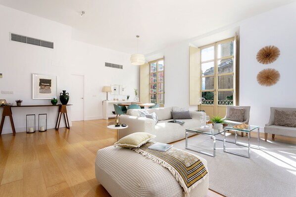 Apartment (3 Bedrooms) | Living room