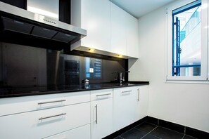 Apartment (2 Bedrooms) | Private kitchen | Full-sized fridge, microwave, oven, stovetop - Genteel Home San Agustín (Málaga)