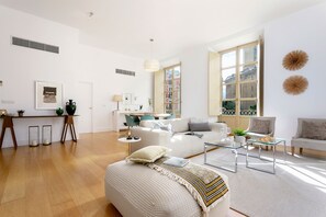 Appartement (3 Bedrooms) | Woonkamer | Televisie