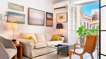 Apartamento (1 Bedroom) | Zona de estar | Una televisión