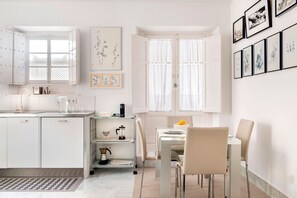 Apartament (1 Bedroom) | Cuina privada | Frigorífic, microones, forn i placa de cuina