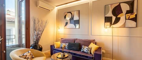 Apartment (3 Bedrooms) | Living area