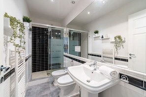 Apartment (3 Bedrooms) | Badezimmer | Dusche, kostenlose Toilettenartikel, Haartrockner, Bidet