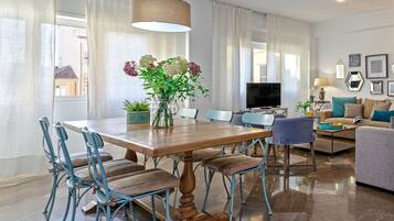 Apartamento (2 Bedrooms) | Servicio de comidas en la habitación