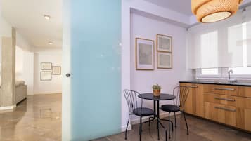 Apartment (2 Bedrooms) | Private kitchen | Full-sized fridge, microwave, oven, stovetop