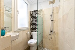 Apartment (2 Bedrooms) | Bathroom | Shower, free toiletries, hair dryer, towels