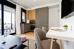 Apartment (1 Bedroom) | Private kitchen | Fridge, microwave, oven, stovetop - Genteel Home Arruzafa (Córdoba)