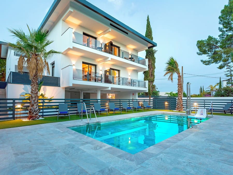 Piscine extérieure (ouverte en saison)