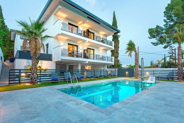 Seasonal outdoor pool - Genteel Home Arruzafa (Córdoba)