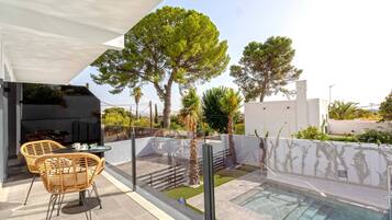 Apartment (1 Bedroom) | Terrace/patio