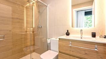 Leilighet (1 Bedroom) | Bad | Dusj, toalettartikler (inkludert), hårføner og håndklær