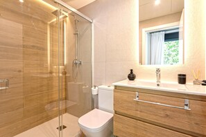 Διαμέρισμα (1 Bedroom) | Μπάνιο | Ντουζιέρα, δωρεάν προϊόντα προσωπικής περιποίησης, πιστολάκι μαλλιών