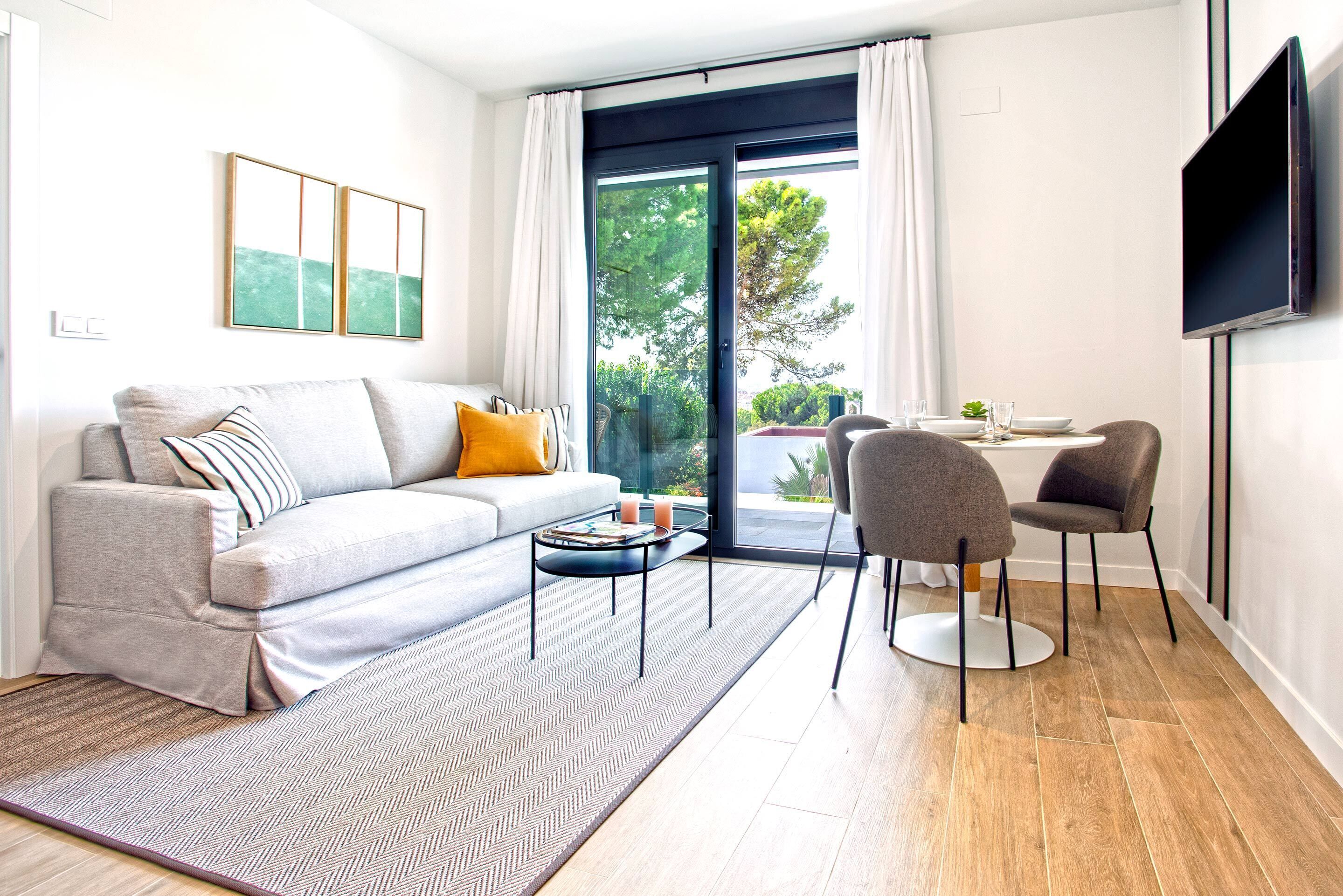 Apartament, 2 dormitoris | Sala d'estar | Televisor intel·ligent 