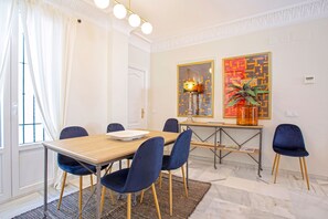 Apartment (2 Bedrooms) | In-room dining