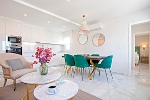 Apartamento (2 Bedrooms) | Servicio de comidas en la habitación