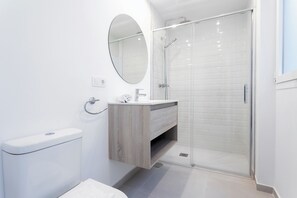 Suihku, ilmaiset hygieniatuotteet, hiustenkuivaaja, pyyhkeet