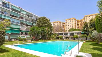 Una piscina al aire libre de temporada