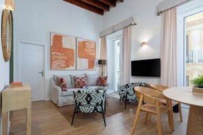 Apartment (2 Bedrooms) | Living area | TV - Genteel Home Zaragoza (Seville)
