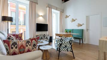 Apartemen (2 Bedrooms) | Area keluarga | TV