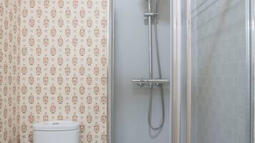 Lejlighed (2 Bedrooms) | Badeværelse | Bruser, gratis toiletartikler, hårtørrer, håndklæder