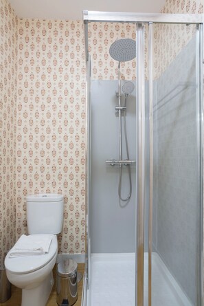 Lejlighed (2 Bedrooms) | Badeværelse | Bruser, gratis toiletartikler, hårtørrer, håndklæder