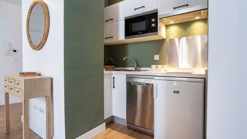 Apartment (2 Bedrooms) | Eigene Küche | Kühlschrank, Mikrowelle, Herdplatte, Wasserkocher mit Kaffee-/Teezubehör