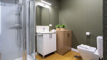 Apartemen (2 Bedrooms) | Kamar mandi | Shower, perlengkapan mandi gratis, pengering rambut, dan handuk